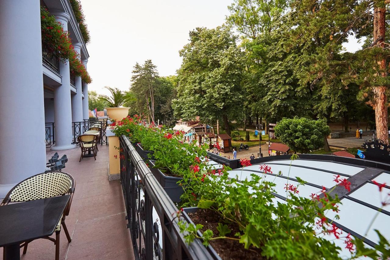 A Hoteli - Hotel Park Vrnjacka Banja Exterior photo The hotel's terrace