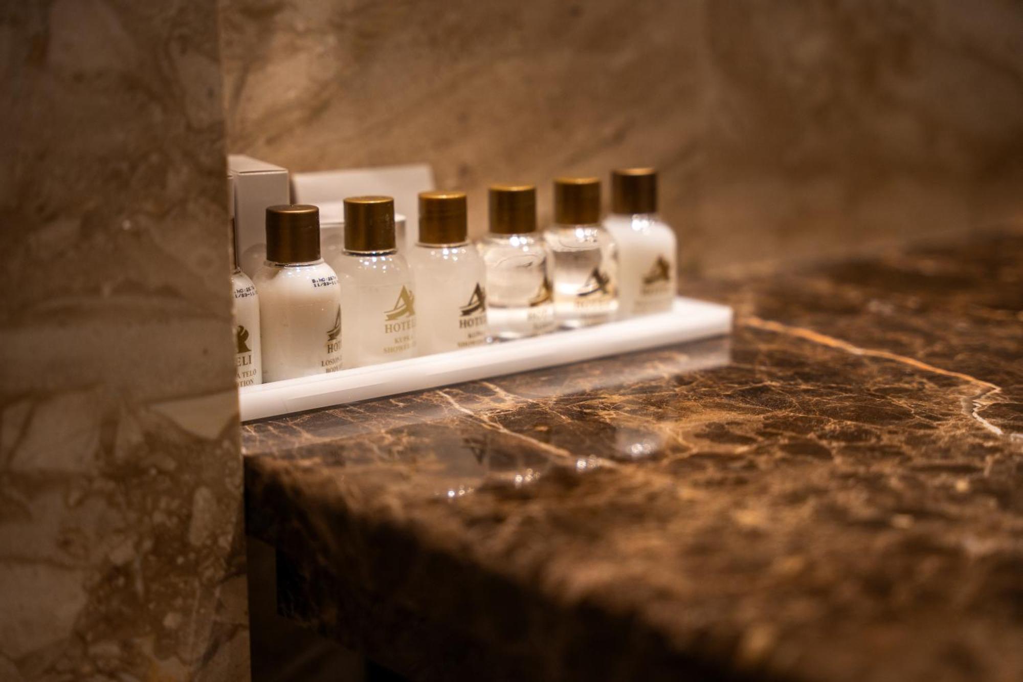 A Hoteli - Hotel Park Vrnjacka Banja Exterior photo A collection of toiletries