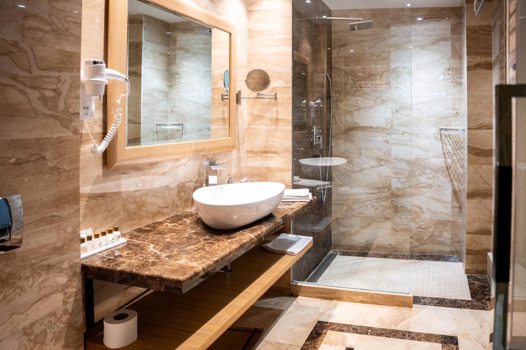 A Hoteli - Hotel Park Vrnjacka Banja Exterior photo Bathroom