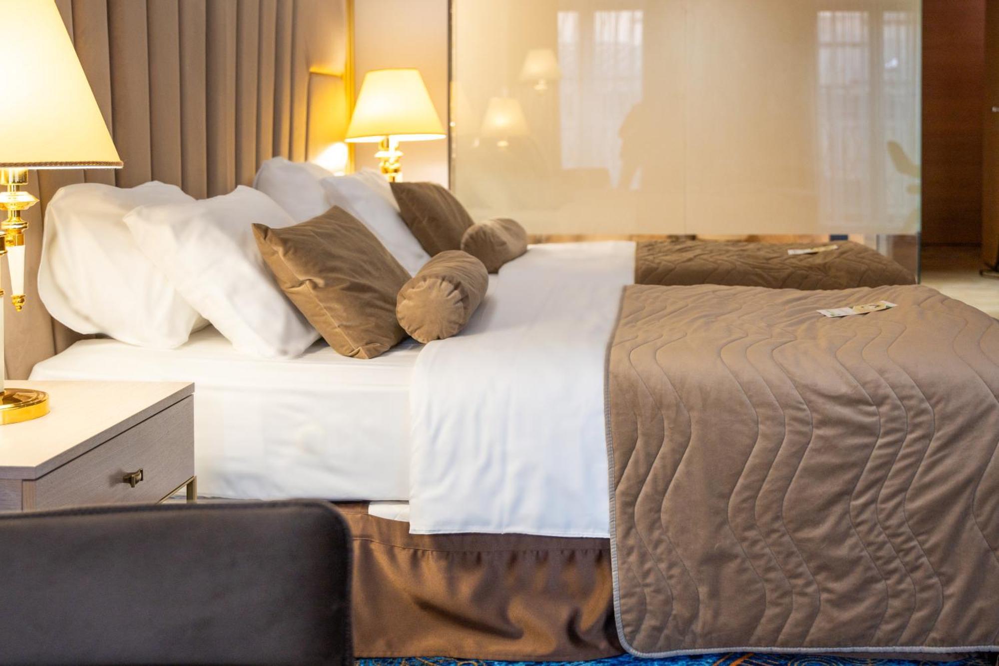 A Hoteli - Hotel Park Vrnjacka Banja Room photo A bed with a bed skirt